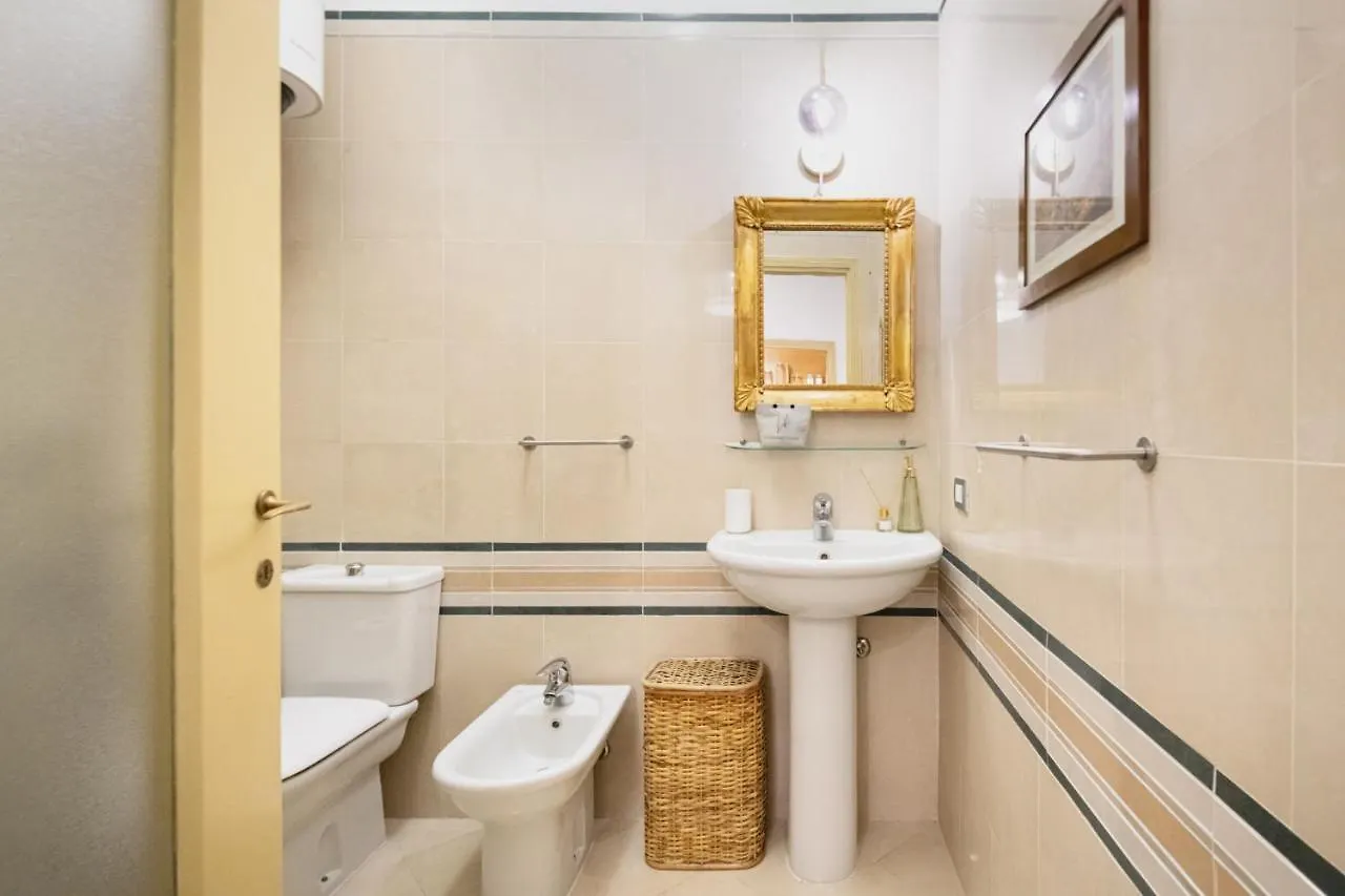 Easylife - Dimora Di Classe In Zona Conciliazione Milan 0*,  Italy